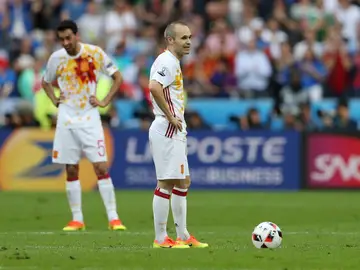 Iniesta, decepcionado tras un gol de Italia Iniesta, decepcionado tras un gol de Italia