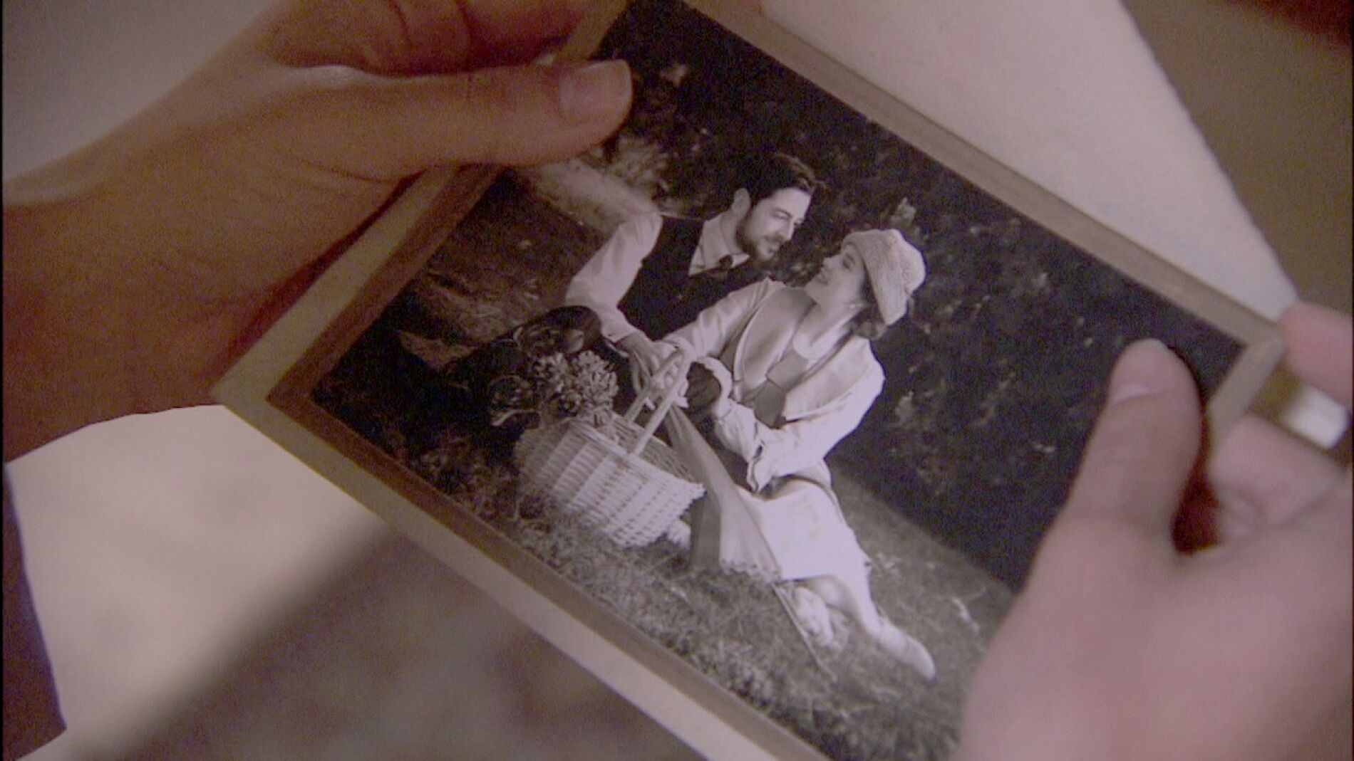 Camila recibe una fotograf&iacute;a de Hernando