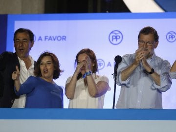 Mariano Rajoy celebra su triunfo en la sede del PP