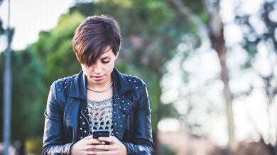 Las mujeres se fían más de otras mujeres a la hora de recibir invitaciones de las redes sociales