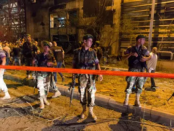 Varios soldados libaneses vigilan la sede del Banco Blom en el barrio de Hamra de Beirut (Líbano) Varios soldados libaneses vigilan la sede del Banco Blom en el barrio de Hamra de Beirut (Líbano)