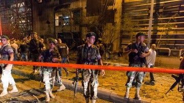 Varios soldados libaneses vigilan la sede del Banco Blom en el barrio de Hamra de Beirut (Líbano)