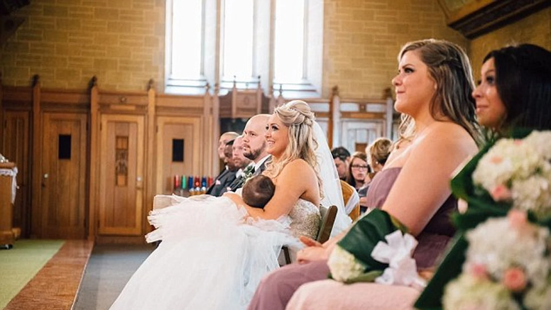 Christina amamantando a su pequeña durante la ceremonia Christina amamantando a su pequeña durante la ceremonia