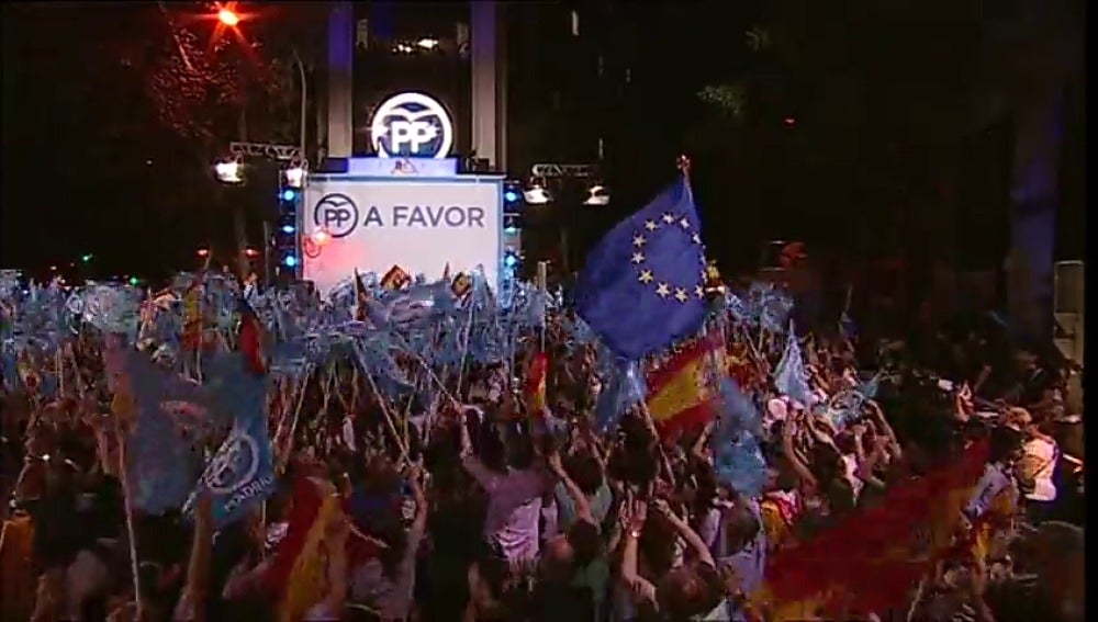 Frame 6.22615 de: El mapa político de España se tiñe de azul