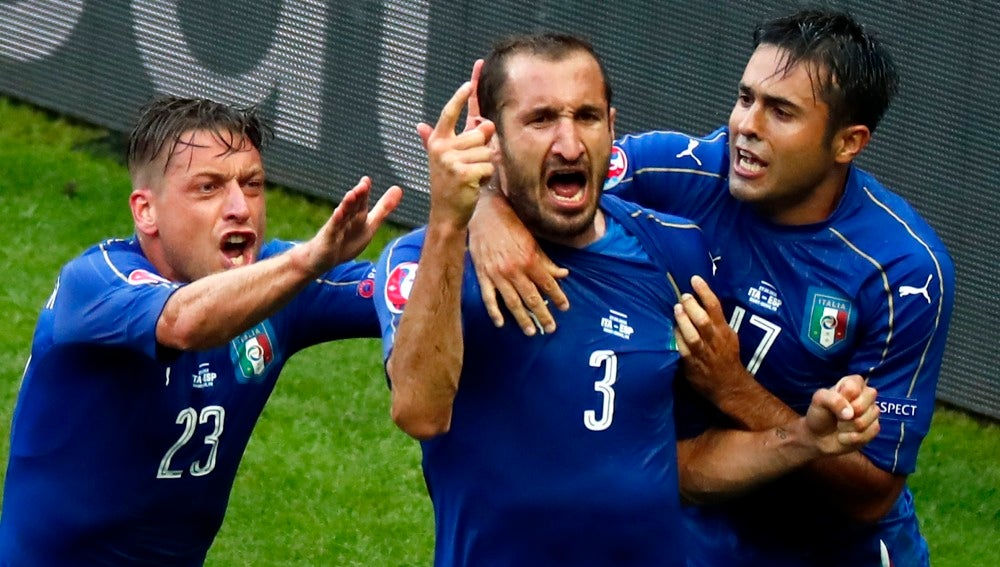 Chiellini celebrando el 1-0 de Italia con sus compañeros
