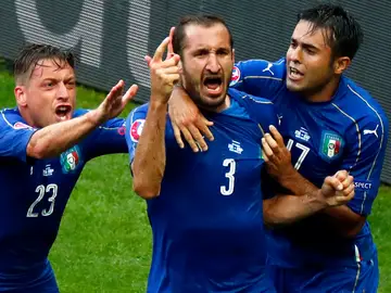 Chiellini celebrando el 1-0 de Italia con sus compañeros Chiellini celebrando el 1-0 de Italia con sus compañeros
