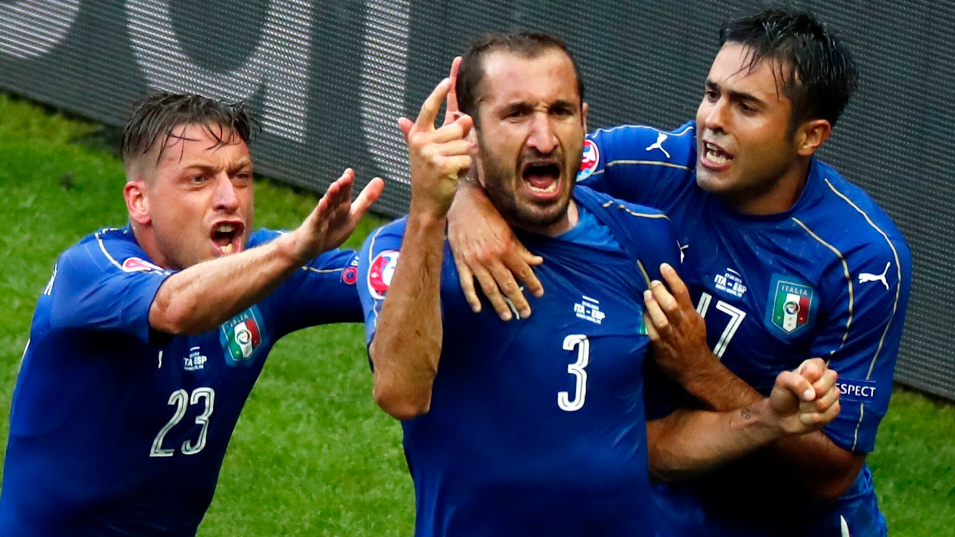 Chiellini celebrando el 1-0 de Italia con sus compa&ntilde;eros