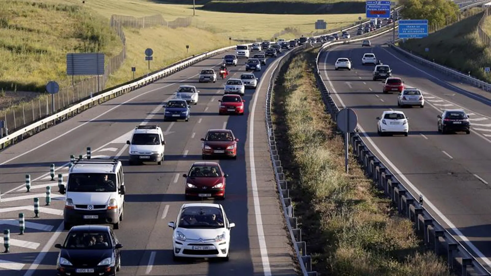 Tráfico en la A-4, carretera de Andalucía, sentido Madrid. Tráfico en la A-4, carretera de Andalucía, sentido Madrid.