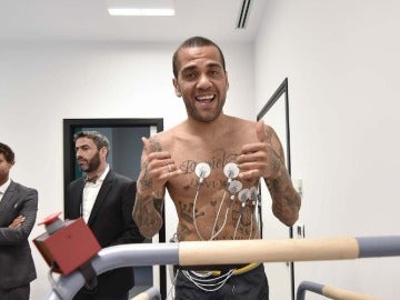 Dani Alves pasando reconocimiento médico con la Juventus 