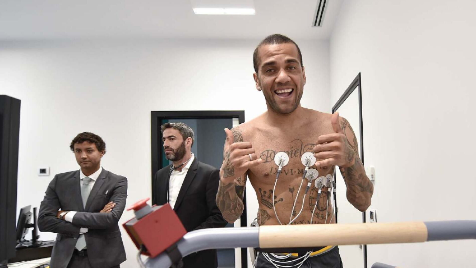 Dani Alves pasando reconocimiento m&eacute;dico con la Juventus 