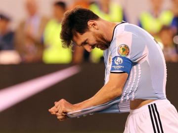 Messi se lamenta de una ocasión fallada en Argentina. Messi se lamenta de una ocasión fallada en Argentina.