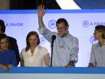 Mariano Rajoy celebra el triunfo en la sede del PP