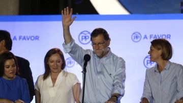 Mariano Rajoy celebra el triunfo en la sede del PP