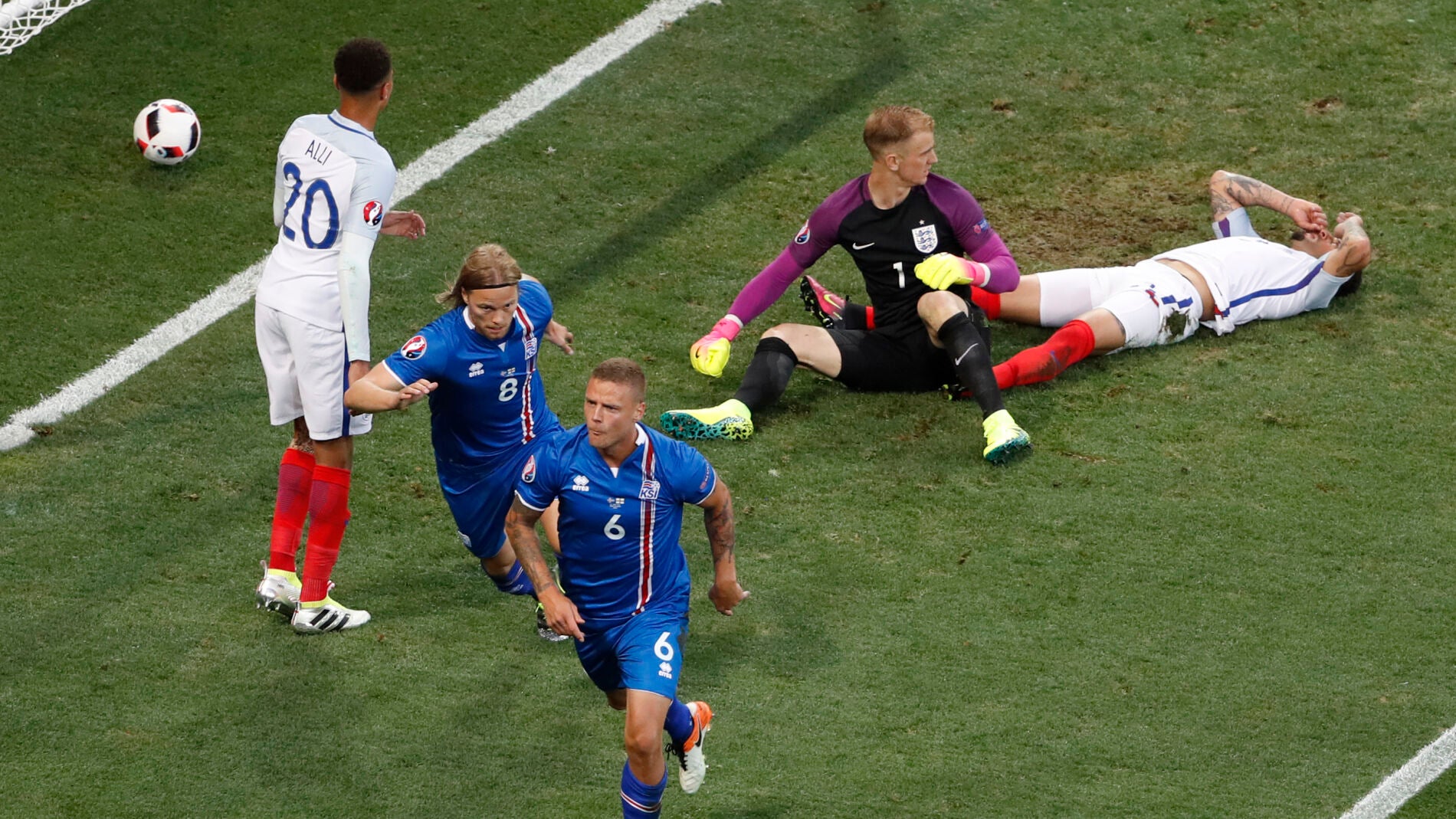 Sigurdsson celebra su gol ante Inglaterra