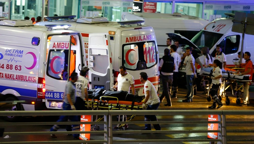 Varias ambulancias en el aeropuerto de Estambul