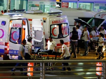 Varias ambulancias en el aeropuerto de Estambul
