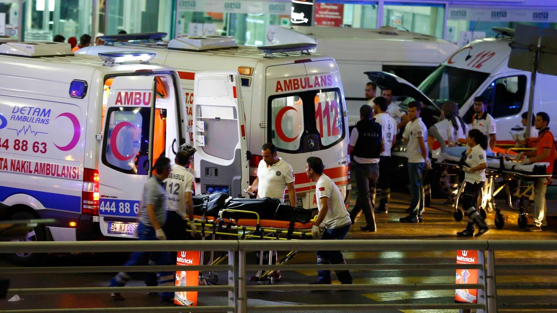 Varias ambulancias en el aeropuerto de Estambul