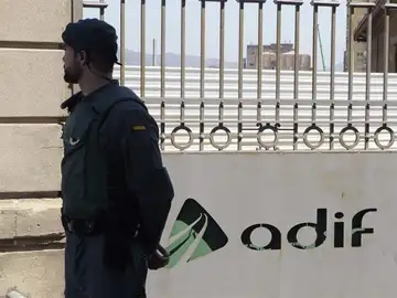 Un agente custodia el acceso a la sede en Barcelona del gestor de infraestructuras Adif en la Sagrera. Un agente custodia el acceso a la sede en Barcelona del gestor de infraestructuras Adif en la Sagrera.