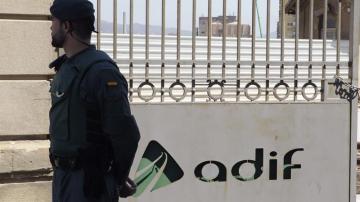 Un agente custodia el acceso a la sede en Barcelona del gestor de infraestructuras Adif en la Sagrera.