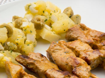 Mini pinchos de cerdo con papas aliñadas Mini pinchos de cerdo con papas aliñadas
