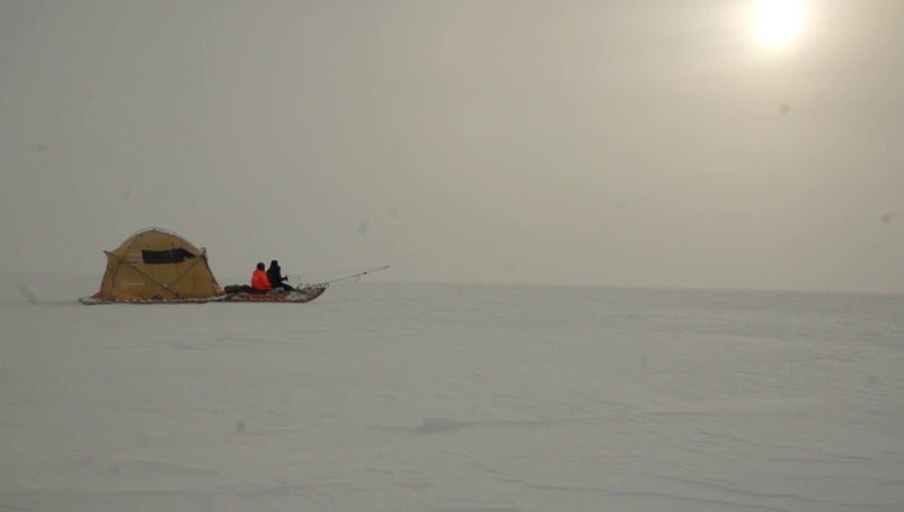 Frame 15.397244 de: El trineo del viento finaliza con éxito "Cumbre del Hielo Groenlandia 2016" con un convoy científico eólico