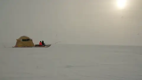 Frame 15.397244 de: El trineo del viento finaliza con éxito "Cumbre del Hielo Groenlandia 2016" con un convoy científico eólico Frame 15.397244 de: El trineo del viento finaliza con éxito "Cumbre del Hielo Groenlandia 2016" con un convoy científico eólico