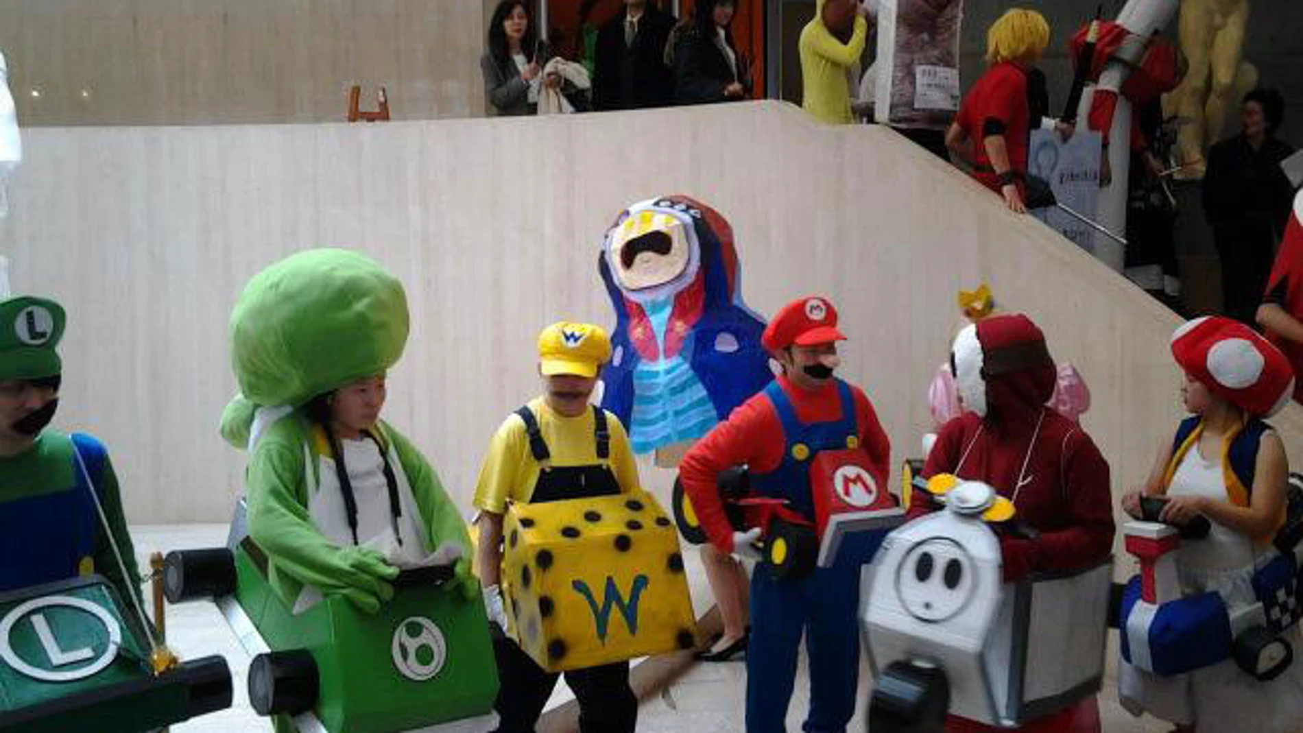 Universitarios disfrazados celebrando el fin de estudios Universitarios disfrazados celebrando el fin de estudios