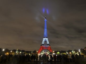 La torre Eiffel iluminada con los colores de la bandera gala