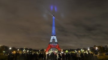 La torre Eiffel iluminada con los colores de la bandera gala