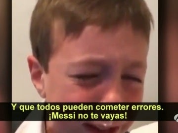 Un niño llora la marcha de Messi de la albiceleste