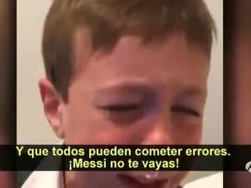 Un niño llora la marcha de Messi de la albiceleste Un niño llora la marcha de Messi de la albiceleste