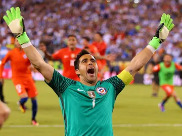 Claudio Bravo al quedar campeón de la Copa América 2016 Claudio Bravo al quedar campeón de la Copa América 2016