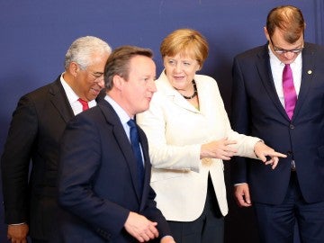 David Cameron charla con Angela Merkel