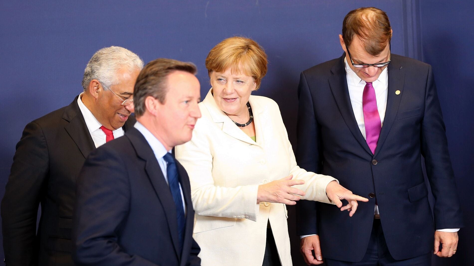 David Cameron charla con Angela Merkel