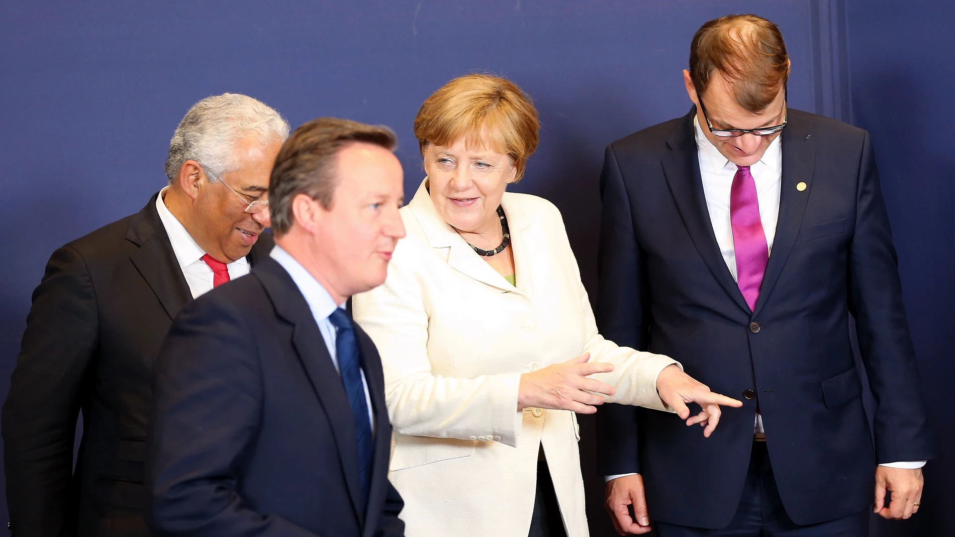 David Cameron charla con Angela Merkel David Cameron charla con Angela Merkel