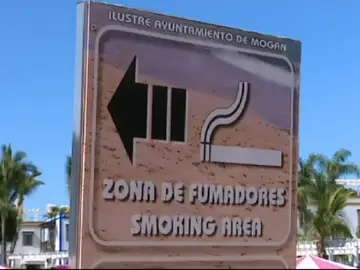 Frame 51.574899 de: La batalla contra el tabaco llega a la arena de las playas Frame 51.574899 de: La batalla contra el tabaco llega a la arena de las playas