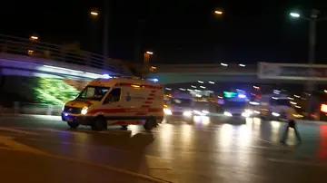 Una ambulancia en la zona del aeropuerto de Estambul Una ambulancia en la zona del aeropuerto de Estambul
