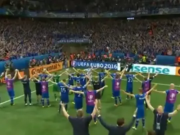 Jugadores y afición de Islandia celebran el pase a cuartos Jugadores y afición de Islandia celebran el pase a cuartos