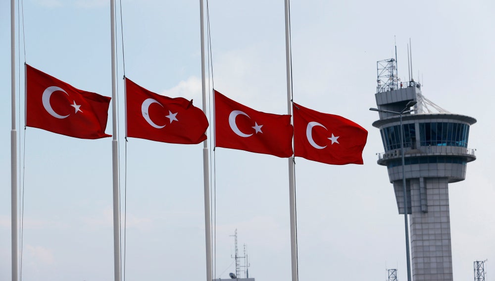 Banderas turcas a media asta