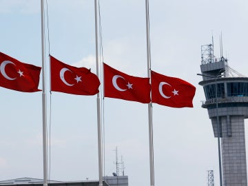 Banderas turcas a media asta