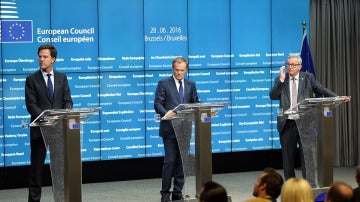 Jean-Claude Juncker, Donald Tusk y Mark Rutte	