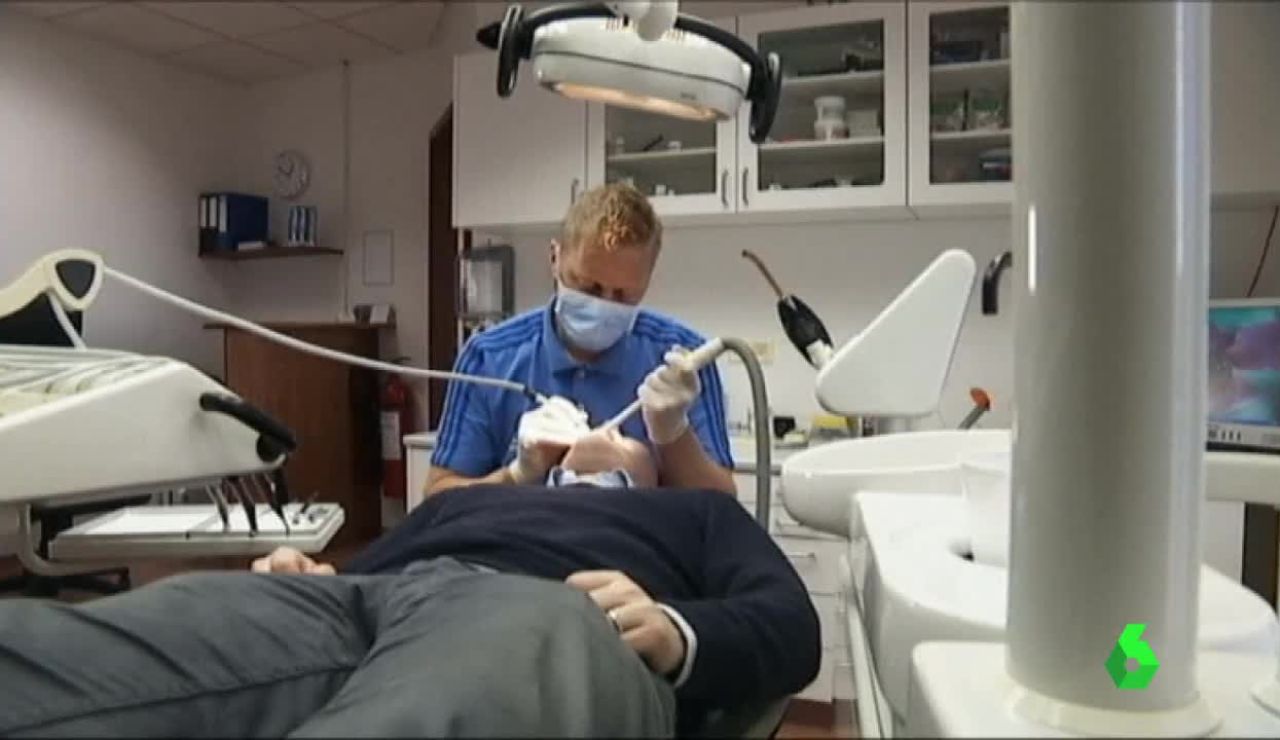 El seleccionador islandés ejerciendo de dentista El seleccionador islandés ejerciendo de dentista