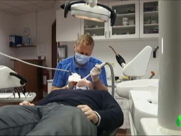 El seleccionador islandés ejerciendo de dentista