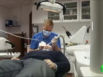 El seleccionador islandés ejerciendo de dentista El seleccionador islandés ejerciendo de dentista
