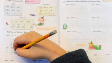 Los datos de instituciones internacionales alertan de que los niños españoles hacen demasiados deberes