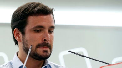 Malestar en IU después de que Podemos haya dejado a Garzón sin la portavocía económica