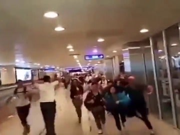 Frame 20.565667 de: Españoles escondidos en los conductos de ventilación del aeropuerto