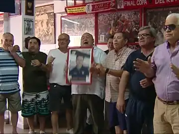 La peña Joaquín Caparrós anima al entrenador La peña Joaquín Caparrós anima al entrenador