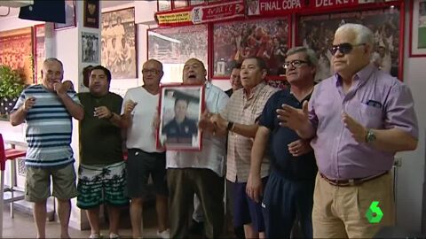 La pe&ntilde;a Joaqu&iacute;n Caparr&oacute;s anima al entrenador