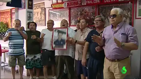 La peña Joaquín Caparrós anima al entrenador La peña Joaquín Caparrós anima al entrenador